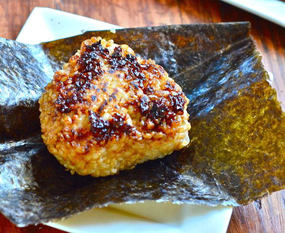 Découvrez le Sensationnel Yaki onigiri thon mayonnaise, grillés à la sauce teriyaki 5 yaki onigiri,onigiri