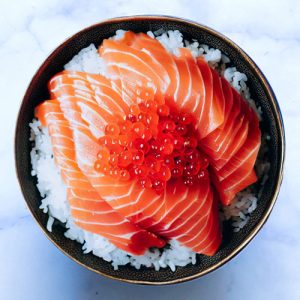 Donburi de sashimi de saumon et ikura : une recette rapide et facile pour un repas sain 4 Donburi de saumon et oeufs de saumon Ikura