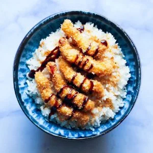Ebi Fry Don, le délicieux donburi aux crevettes panées