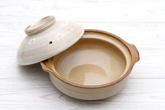Un Donabe, Pot en terre cuite épais pour faire mijoter et braiser