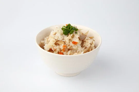 Découvrez le somptueux Takikomi Gohan (Takikomigohan) en 8 recettes simples 2 Un bol de maze-gohan