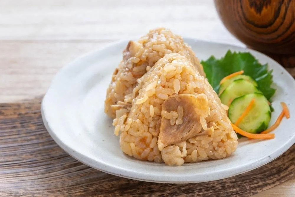 Découvrez le somptueux Takikomi Gohan (Takikomigohan) en 8 recettes simples 4 maze gohan onigiri