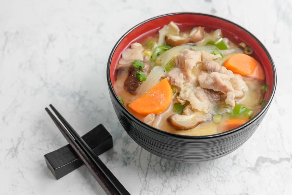 Tonjiru : la recette japonaise de la soupe miso au porc et aux légumes 3 Tonjiru soupe miso porc légumes