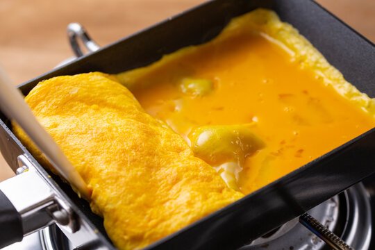 Omelette japonaise roulée sucrée (Tamagoyaki) – Atsuyaki Tamago 9 Une poêle à tamagoyaki (Makiyakinabe)