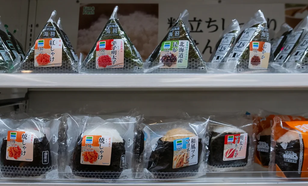 onigiri sur des étales de konbini