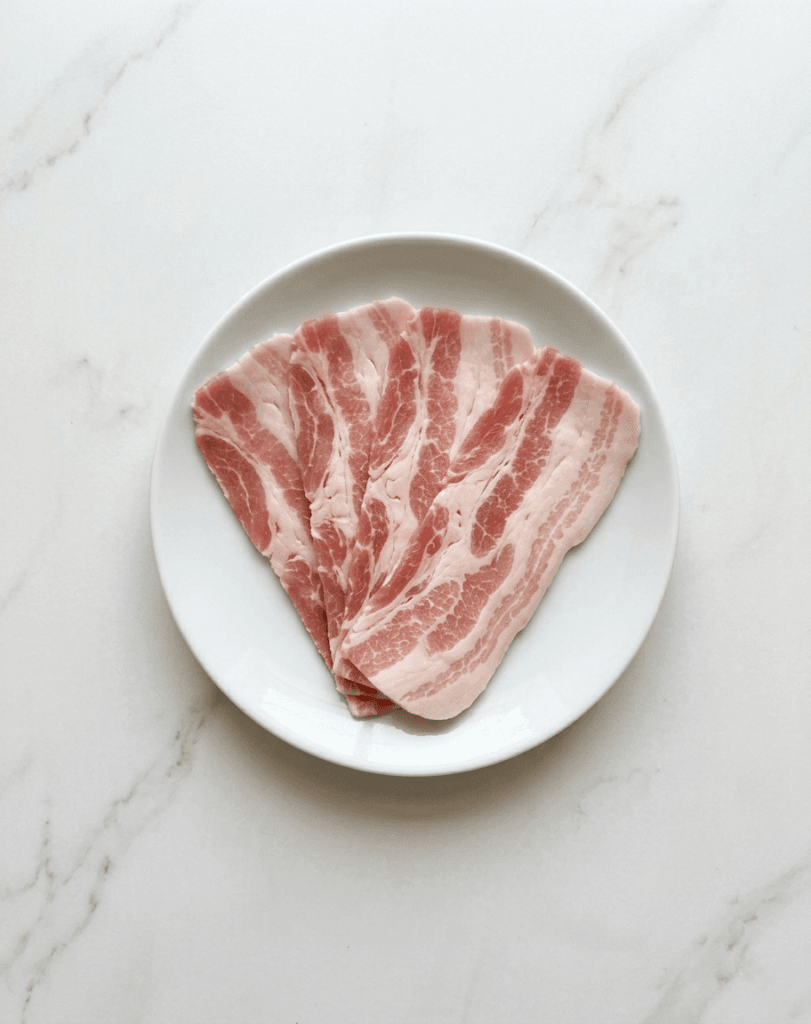Assiette avec 5 tranches de poitrine de porc en fines tranches (butabara 豚バラ)