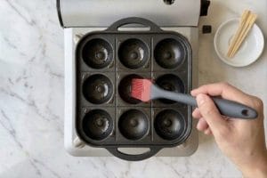 Takoyaki : recette authentique et technique parfaite des boulettes japonaises au poulpe 15 Huilez la plaque à takoyaki