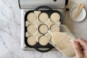 Takoyaki : recette authentique et technique parfaite des boulettes japonaises au poulpe 16 étape 3- Versez la pâte sur la plaque à takoyaki