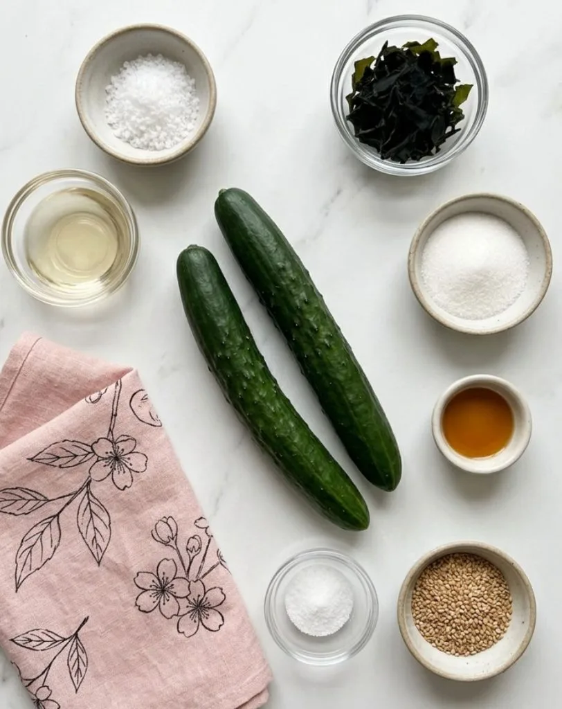 Ingrédients pour le Sunomono concombre wakamé, la salade japonaise vinaigrée