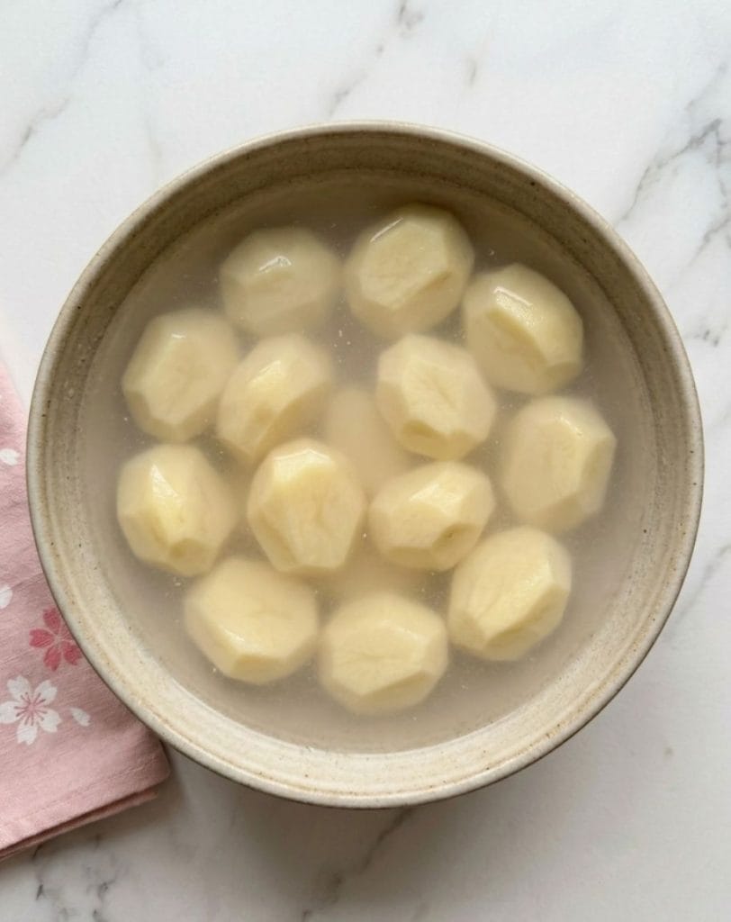 Mizu ni sarasu (pommes de terre dans l'eau froide)