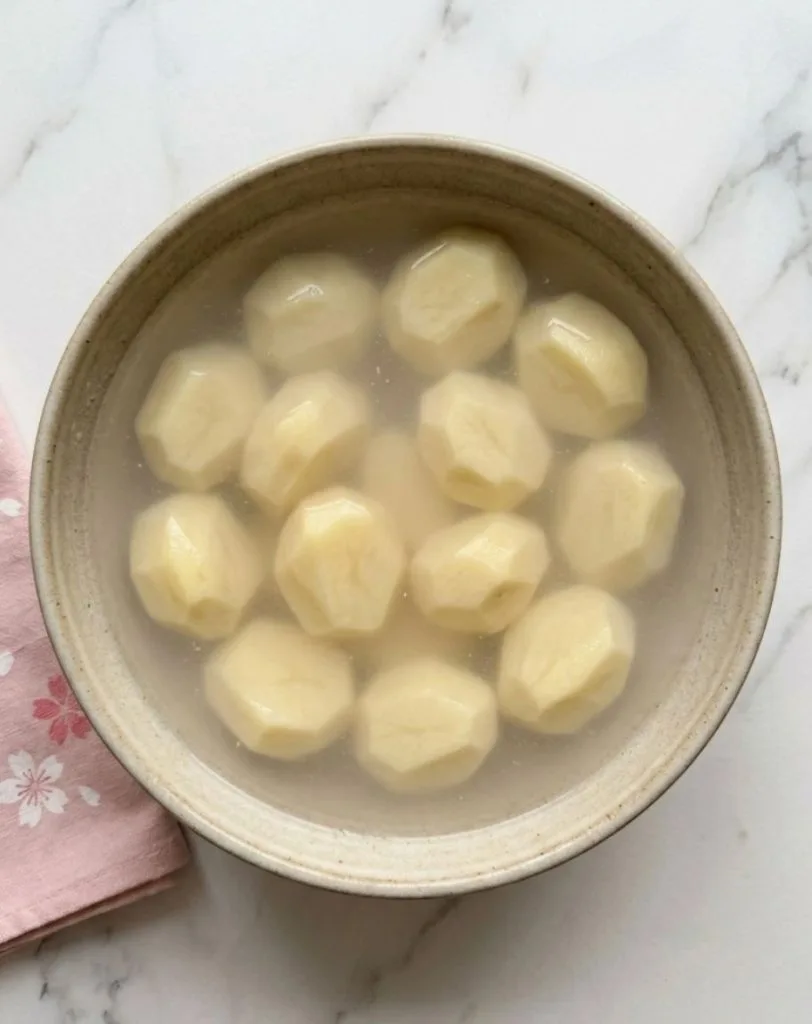 Mizu ni sarasu (pommes de terre dans l'eau froide)