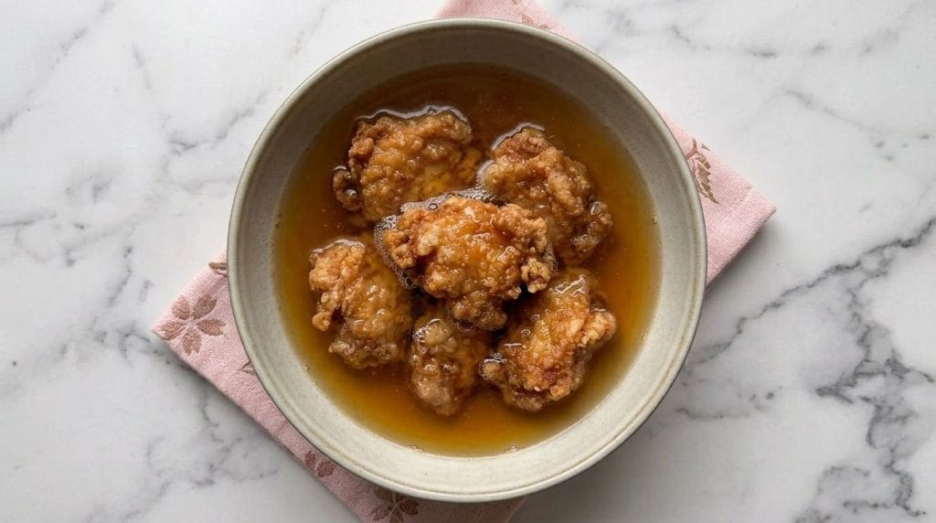 Poulet nanban fraîchement nappé de nanban-su tiède, la sauce aigre-douce qui donne son nom au plat