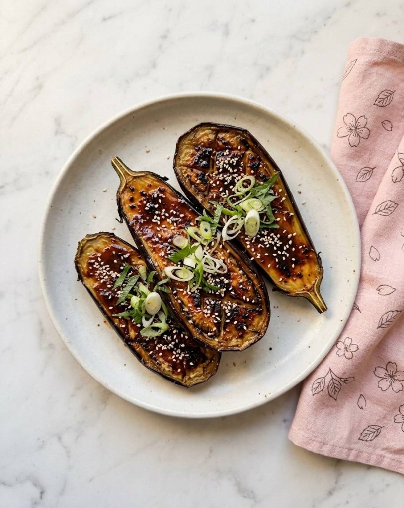 Guide complet du miso : variétés, choix et secrets japonais 13 Nasu dengaku - aubergines fondantes rôties et laquées d'une sauce miso sucrée et caramélisée