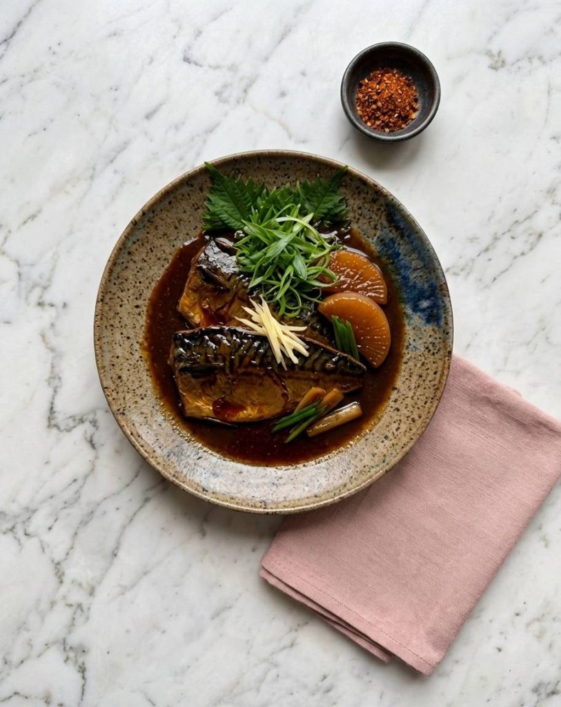 Guide complet du miso : variétés, choix et secrets japonais 14 Le saba no miso ni (ou saba misoni) est un grand classique de la cuisine familiale japonaise : des filets de maquereau (saba) pochés et mijotés dans une sauce riche et parfumée à base de pâte de miso, de saké, de mirin, de sucre et de gingembre frais