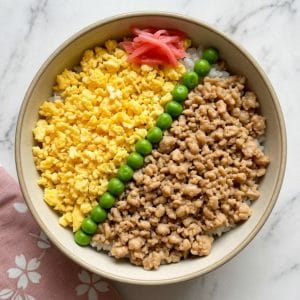 Soboro don : la recette traditionnelle du donburi bicolore 12 Soboro Don (Bol de poulet haché) そぼろ丼