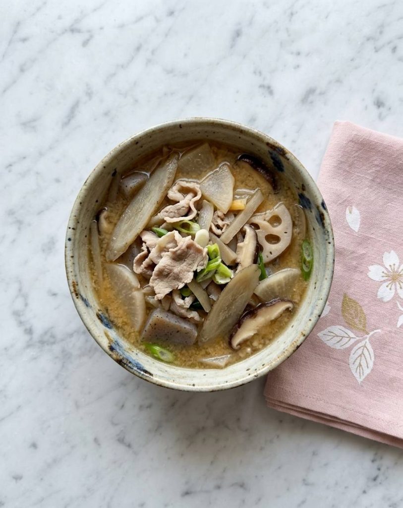 Guide complet du miso : variétés, choix et secrets japonais 12 Tonjiru - Soupe miso au porc et légumes
