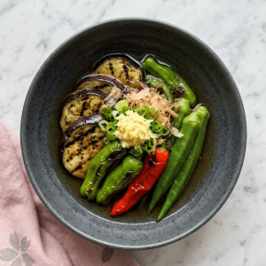 Yakibitashi : Légumes d'Été Grillés au Dashi Froid Japonais 12 Yakibitashi de légumes d'été grillés 焼き浸し - aubergines, poivrons et okra immergés dans un tsuyu au dashi froid