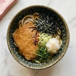 hiyashi kitsune udon 冷やしきつねうどん - Nouilles udon glacées surmontées d'aburaage