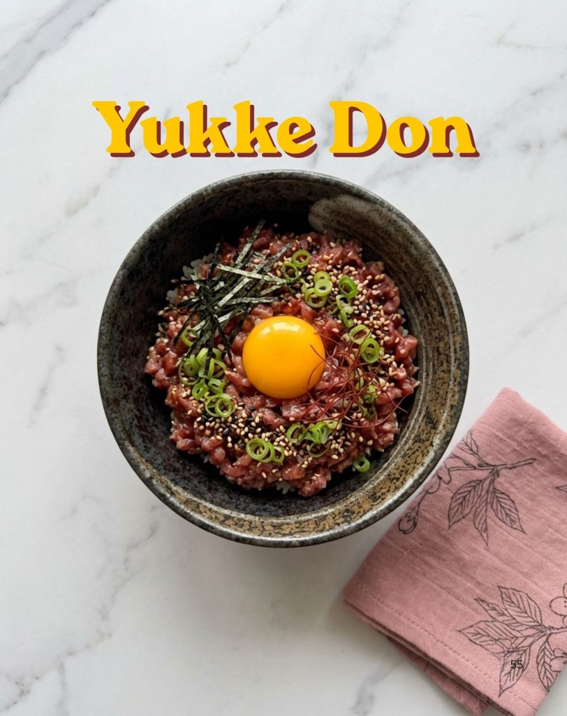 Un bol de Yukke Don au thon marinage avec un jaune d'oeuf cru et de la cébette