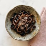 L'ajitsuke kikurage (味付け木耳) désigne des champignons oreille de bois (oreille de Judas) marinés, une garniture classique et croquante servie dans les ramens
