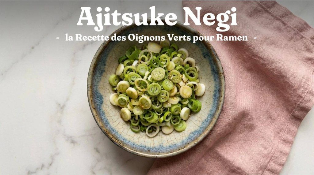 Toppings Ramen : Guide Complet des Garnitures Japonaises pour ramen 18 L'Ajitsuke Negi (味付けネギ) désigne les oignons verts (ou poireaux japonais) assaisonnés, une garniture croquante, parfumée et souvent relevée, incontournable pour sublimer un bol de ramen.