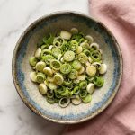 L'Ajitsuke Negi (味付けネギ) désigne les oignons verts (ou poireaux japonais) assaisonnés, une garniture croquante, parfumée et souvent relevée, incontournable pour sublimer un bol de ramen.