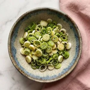 L'Ajitsuke Negi (味付けネギ) désigne les oignons verts (ou poireaux japonais) assaisonnés, une garniture croquante, parfumée et souvent relevée, incontournable pour sublimer un bol de ramen.