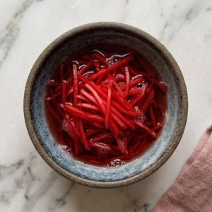Beni Shoga : la Recette du Gingembre Rouge Mariné pour Ramen 20 Le beni shōga (紅生姜) est un condiment traditionnel japonais appartenant à la famille des tsukemono (pickles).
