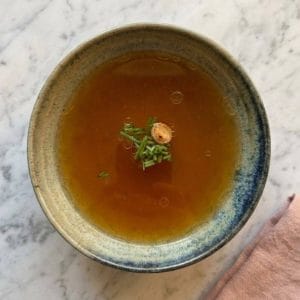 Bouillon Chintan : la Recette du Bouillon Clair pour Ramen 18 Le bouillon Chintan (清湯) désigne la grande famille des bouillons clairs et limpides utilisés comme base pour les ramens japonais (par opposition au Paitan, qui est opaque et laiteux).