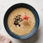 Le bouillon tonkotsu est un bouillon de ramen japonais riche, onctueux et de couleur ivoire, obtenu en faisant mijoter longuement des os de porc.