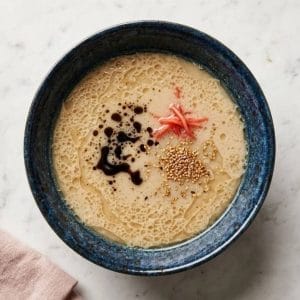 Bouillon Tonkotsu : la Recette du Bouillon de Porc pour Ramen 20 Le bouillon tonkotsu est un bouillon de ramen japonais riche, onctueux et de couleur ivoire, obtenu en faisant mijoter longuement des os de porc.
