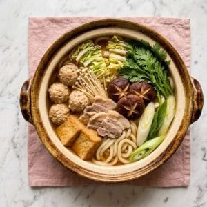 Chanko Nabe : Recette Authentique du Ragoût de Sumo 30 Le chanko nabe (ou chankonabe) est un ragoût japonais traditionnel mijoté en marmite, consommé en grande quantité par les lutteurs de sumo pour prendre de la masse et faire le plein de force.