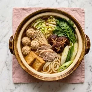 Chanko Nabe : Recette Authentique du Ragoût de Sumo 30 Le chanko nabe (ou chankonabe) est un ragoût japonais traditionnel mijoté en marmite, consommé en grande quantité par les lutteurs de sumo pour prendre de la masse et faire le plein de force.