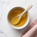 Le chīyu (鶏油) est une huile aromatique de poulet utilisée en finition pour napper les bols de ramen