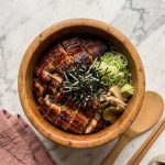 Apprenez à cuisiner le Hitsumabushi (ひつまぶし) comme au Japon. Une alliance parfaite d'unagi grillé, de sauce caramélisée et de bouillon dashi.