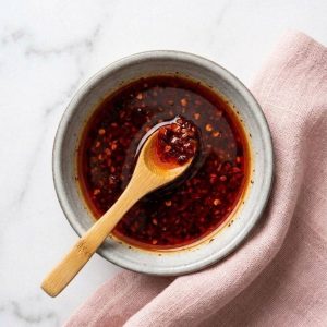Rayu (La-yu) : la Recette de l'Huile Pimentée Japonaise 18 L'huile pimentée Rayu (ラー油) est un condiment japonais incontournable, traditionnellement à base d'huile de sésame infusée avec du piment, de l'ail, du gingembre et parfois d'autres aromates.