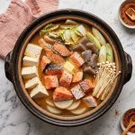 L'Ishikari Nabe est un plat traditionnel japonais à base de saumon et de miso, originaire de l'île d'Hokkaido.