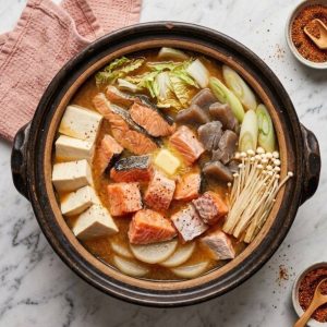 Ishikari Nabe : Recette du Hot Pot au Saumon d'Hokkaido 20 L'Ishikari Nabe est un plat traditionnel japonais à base de saumon et de miso, originaire de l'île d'Hokkaido.
