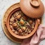 Le kamameshi (釜飯) est un plat de riz traditionnel japonais cuit et servi dans une petite marmite individuelle en fonte ou en céramique appelée kama.