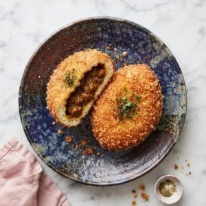 Le kare pan (カレーパン, pour pain au curry) est une spécialité de boulangerie japonaise incontournable.