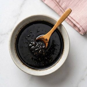 Mayu : la Recette de l'Huile d'Ail Brûlé du Ramen 18 L'huile Mayu (マー油) est un condiment japonais emblématique composé d'ail noirci (volontairement brûlé) infusé dans de l'huile de sésame et de l'huile neutre.