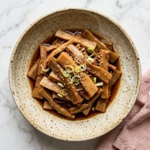 Le menma (en japonais : メンマ, 麺麻 ou 麺碼) désigne des pousses de bambou lacto-fermentées, séchées puis assaisonnées, traditionnellement servies comme garniture emblématique dans les bols de ramen.