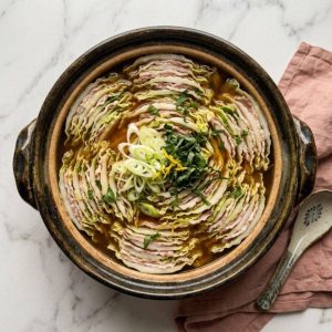 Le mille-feuille nabe (ミルフィーユ鍋) est un plat chaud japonais (nabemono) très populaire, composé de fines feuilles de chou chinois (chou napa) et de tranches de poitrine de porc superposées en alternance pour former des milliers de couches.