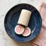 Le narutomaki (鳴門巻き) est une décoration culinaire japonaise en forme de petit rouleau de pâte de poisson blanc à spirale rose, très souvent utilisé pour garnir les ramens.