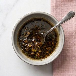 Le Negi Mayu (焦がしねぎマー油) (Huile d'Oignon Vert Brûlé) est une excellente alternative à l'huile d'ail noir traditionnelle (mayu)