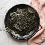 L'algue nori yaki (feuille de nori séchée et grillée) est un ingrédient incontournable posé comme garniture (topping) sur les authentiques bols de ramen.
