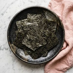 Nori Yaki Ramen : l'Algue Grillée pour Topping Parfait 16 L'algue nori yaki (feuille de nori séchée et grillée) est un ingrédient incontournable posé comme garniture (topping) sur les authentiques bols de ramen.