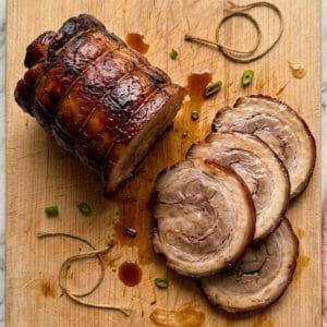 Le Chashu, le porc braisé des ramen - Recette authentique 11 Le porc chashu est une poitrine de porc roulée et braisée à la japonaise essentielle aux ramen et célèbre pour sa texture fondante et sa saveur umami.