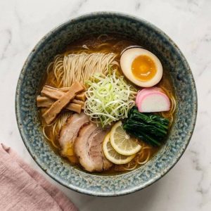 Shio Ramen Traditionnel : la Recette du Bouillon Clair au Sel 22 Le shio ramen de Hakodate : le ramen le plus épuré du Japon. Un bouillon chintan translucide, rehaussé de shio tare, chashu de porc et une touche d'agrumes.