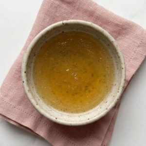 Le shio tare est un assaisonnement limpide et délicat à base de sel marin et d'ingrédients riches en umami, idéal pour rehausser la pureté et la clarté des bouillons de ramen les plus légers.